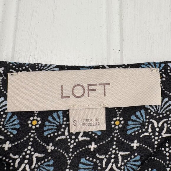 Loft Womens Short Sleeve Blouse Size Small Black & Blue Floral Pattern - Picture 2 of 5